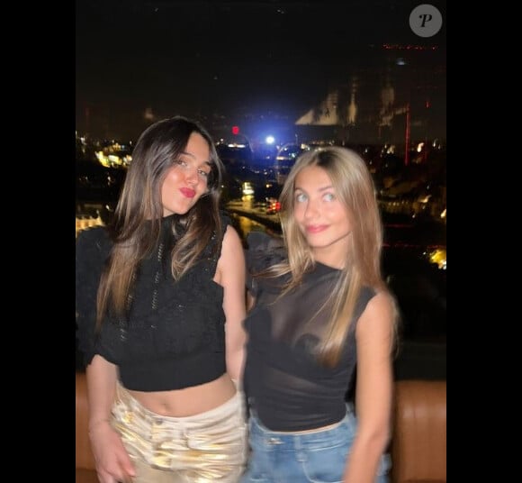 En jupe en jean, avec un élégant haut transparent, elle fait la fête avec une copine. Folle jeunesse !
Stella Belmondo sur Instagram. Le 1er juin 2023.