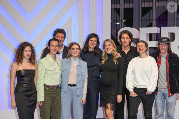 Mais cette ambition était bien vaine.
Saul Benchetrit, Agnes Hurstel, Michael Gentle, Marie Papillon, Lauraine Heftler, Cloe Bailly, Abraham Wapler, Lea Domenach et Pierre Leroux - Photocall de la série "Jeune & Golri" lors du Series Mania Festival à Lille. Le 22 mars 2023 © Stéphane Vansteenkiste / Bestimage