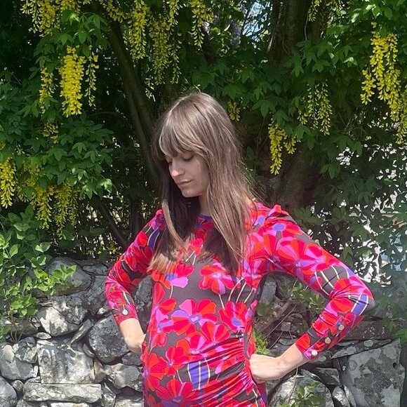 La chanteuse y apparaît en robe printanière rouge et bottes hautes... dévoilant, surtout, son joli ventre rond.
Clara Luciani dévoile son ventre rond sur Instagram. Le 4 juin 2023.