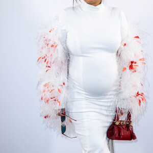 Amel Bent, enceinte, au photocall du défilé femme Giambattista Valli Automne/Hiver 2022/2023 lors de la Fashion Week de Paris, France, le 7 mars 2022. © Olivier Borde/Bestimage