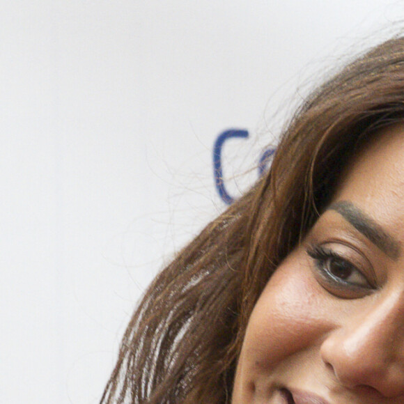 La chanteuse Amel Bent venue rencontrer son public pour dédicacer son album et faire des selfies avec ses fans au centre commercial confluence à Lyon le 30 octobre 2021. © Sandrine Thesillat/Panoramic/Bestimage