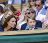 Mari et femme ont d'ailleurs trouvé une nouvelle passion commune : le padel.
Le prince William, duc de Cambridge, et Catherine (Kate) Middleton, duchesse de Cambridge, avec le prince George de Cambridge dans les tribunes de la finale du tournoi de Wimbledon, le 10 juillet 2022. 