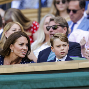 Mari et femme ont d'ailleurs trouvé une nouvelle passion commune : le padel.
Le prince William, duc de Cambridge, et Catherine (Kate) Middleton, duchesse de Cambridge, avec le prince George de Cambridge dans les tribunes de la finale du tournoi de Wimbledon, le 10 juillet 2022. 
