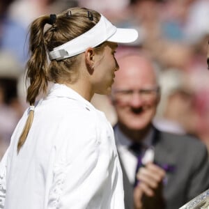 Catherine (Kate) Middleton, duchesse de Cambridge, remet le trophée à E.Rybakina après la finale dame du tournoi de Wimbledon au All England Lawn Tennis and Croquet Club à Londres, Royaume Uni, le 9 juillet 2022. 