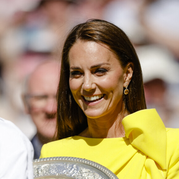 Catherine (Kate) Middleton, duchesse de Cambridge, remet le trophée à E.Rybakina après la finale dame du tournoi de Wimbledon au All England Lawn Tennis and Croquet Club à Londres, Royaume Uni, le 9 juillet 2022. 