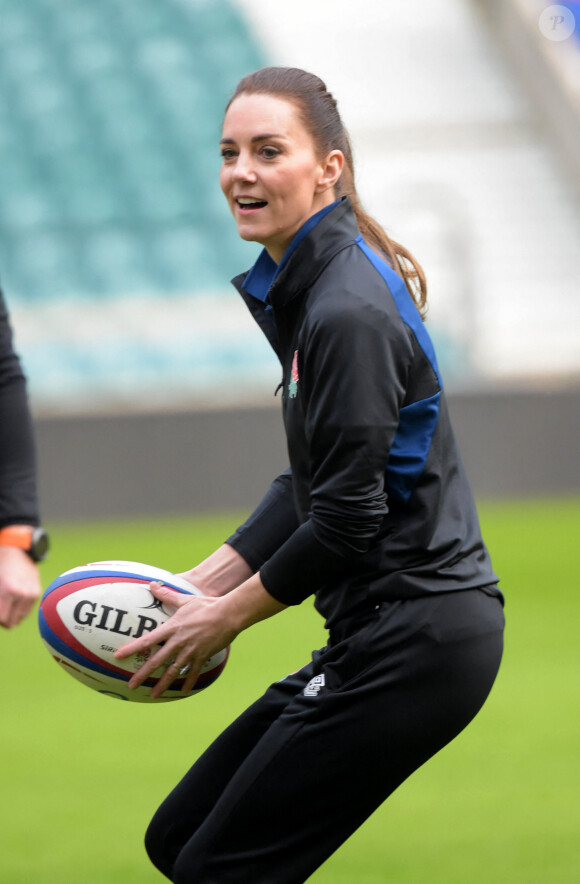 Catherine (Kate) Middleton, duchesse de Cambridge, participe à l'entraînement de rugby au stade de Twickenham à Londres en sa qualité de nouvelle marraine des Rugby Football Union et de la Rugby Football League, le 2 février 2022. 