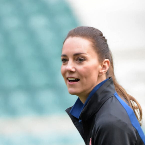 Catherine (Kate) Middleton, duchesse de Cambridge, participe à l'entraînement de rugby au stade de Twickenham à Londres en sa qualité de nouvelle marraine des Rugby Football Union et de la Rugby Football League, le 2 février 2022. 