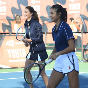 Et apparemment, ils ne jouent pas dans la même équipe, mais bien, face à face.
Catherine (Kate) Middleton, duchesse de Cambridge et Emma Raducanu lors d'un événement organisé par le programme LTA Youth, au National Tennis Center de Londres, Royaume Uni, le 24 septembre 2021. 