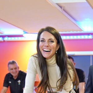 Le prince William, prince de Galles, et Catherine (Kate) Middleton, princesse de Galles, participent à un cours de spinning lors d'une visite au centre de loisirs et de remise en forme Aberavon à Port Talbot, pour rencontrer les communautés locales et découvrir comment le sport et l'exercice peuvent favoriser la santé mentale et le bien-être. Le 28 février 2023. 