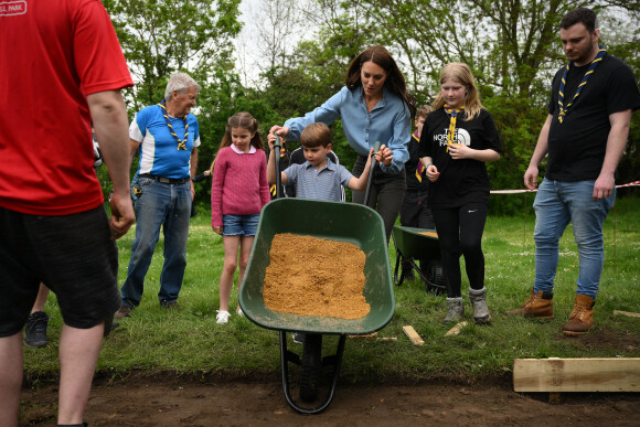 Daniel Leal_72085004 - Le prince William, prince de Galles, et Catherine (Kate) Middleton, princesse de Galles, et leurs enfants, participent à la journée du bénévolat "Big Help Out" à Slough Princess Charlotte, Prince Louis and the Princess of Wales join volunteers to help renovate and improve the 3rd Upton Scouts Hut in Slough, as part of the Big Help Out, to mark the crowning of King Charles III and Queen Camilla. Picture date: Monday May 8, 2023.