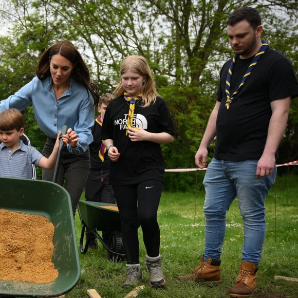 Daniel Leal_72085004 - Le prince William, prince de Galles, et Catherine (Kate) Middleton, princesse de Galles, et leurs enfants, participent à la journée du bénévolat "Big Help Out" à Slough Princess Charlotte, Prince Louis and the Princess of Wales join volunteers to help renovate and improve the 3rd Upton Scouts Hut in Slough, as part of the Big Help Out, to mark the crowning of King Charles III and Queen Camilla. Picture date: Monday May 8, 2023.