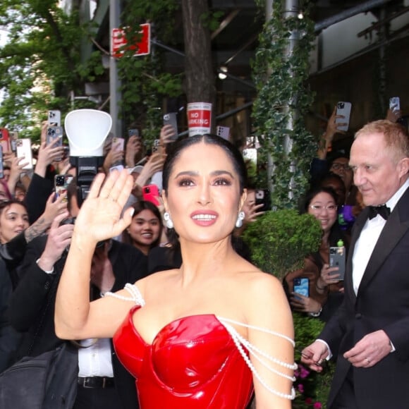 Salma Hayek - Les célébrités quittent l'hôtel "Carlyle" pour se rendre à la soirée du "MET Gala 2023" à New York, le 1er mai 2023. 