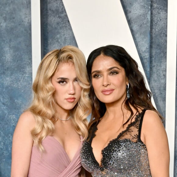 Valentina Paloma Pinault et Salma Hayek au photocall de la soirée "Vanity Fair" lors de la 95ème édition de la cérémonie des Oscars à Los Angeles, le 12 mars 2023. 