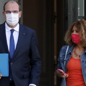 Celle entre Thomas Sotto et Mayada Boulos, conseillère de Jean Castex à l'époque.
Le premier ministre Jean Castex accompagné de Mayada Boulos à la sortie du conseil des ministres, le 8 septembre 2021, au palais de l'Elysée, à Paris. © Stéphane Lemouton / Bestimage