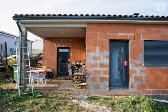 La maison en construction de Delphine Jubillar (Aussaguel) , disparue sans laisser de traces depuis le 16 décembre 2020 à Cagnac les Mines dans le Tarn. Un gendarme et une équipe du service des eaux ont mené des investigations pour chercher des traces dans le réseau raccordé à la maison. Le 7 janvier 2021  © Frédéric Maligne / Bestimage