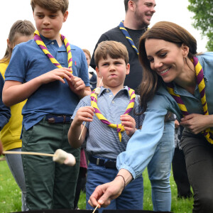 Avec leurs trois enfants, ils avaient notamment participé à un rassemblement scout.
Le prince George de Galles, Le prince Louis de Galles, Catherine (Kate) Middleton, princesse de Galles - Le prince et la princesse de Galles, accompagnés de leurs enfants, participent à la journée du bénévolat "Big Help Out" à Slough, le 8 mai 2023.