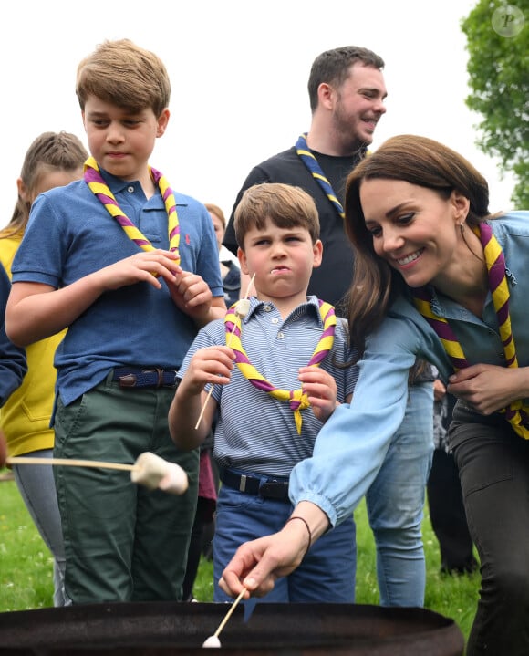 Avec leurs trois enfants, ils avaient notamment participé à un rassemblement scout.
Le prince George de Galles, Le prince Louis de Galles, Catherine (Kate) Middleton, princesse de Galles - Le prince et la princesse de Galles, accompagnés de leurs enfants, participent à la journée du bénévolat "Big Help Out" à Slough, le 8 mai 2023.