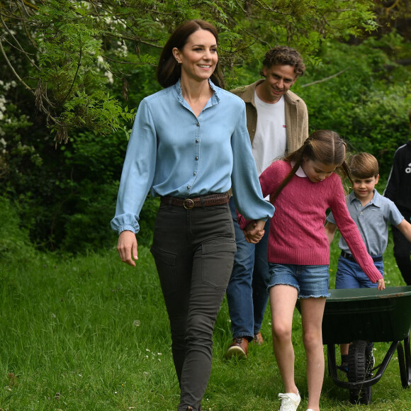 Catherine (Kate) Middleton, princesse de Galles, La princesse Charlotte de Galles, Le prince Louis de Galles - Le prince et la princesse de Galles, accompagnés de leurs enfants, participent à la journée du bénévolat "Big Help Out" à Slough, le 8 mai 2023.
