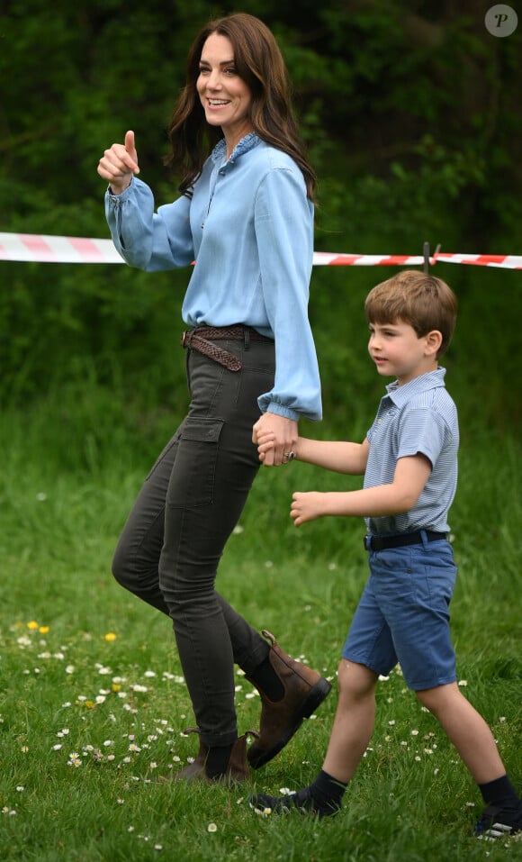 Une chose qui arrive régulièrement avec eux, très engagés notamment sur l'enfance.
Catherine (Kate) Middleton, princesse de Galles, et Le prince Louis de Galles - Le prince et la princesse de Galles, accompagnés de leurs enfants, participent à la journée du bénévolat "Big Help Out" à Slough, le 8 mai 2023.