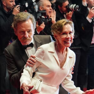 Le couple pourrait bien s'installer en France pour environ 6 mois.
Robin Dearden et son mari Bryan Cranston à la montée des marches de "Asteroid City" lors du 76ème Festival International du Film de Cannes, le 23 mai 2023.
