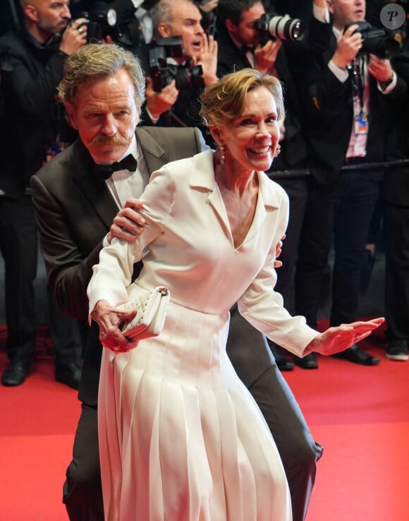 Le couple pourrait bien s'installer en France pour environ 6 mois.
Robin Dearden et son mari Bryan Cranston à la montée des marches de "Asteroid City" lors du 76ème Festival International du Film de Cannes, le 23 mai 2023.