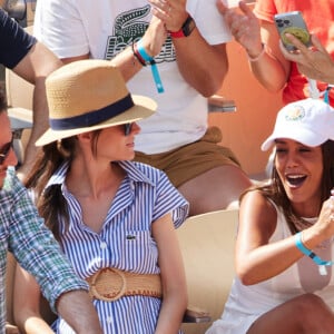 Le chanteur Vianney, sa femme Catherine Robert, Alice Belaïdi et Octave Marsal en tribunes lors des Internationaux de France de tennis de Roland Garros 2023, à Paris, France, le 9 juin 2023. © Jacovides-Moreau/Bestimage 