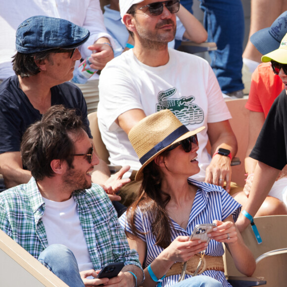 Yvan Attal, le chanteur Vianney, sa femme Catherine Robert et Laura Felpin en tribunes lors des Internationaux de France de tennis de Roland Garros 2023, à Paris, France, le 9 juin 2023. © Jacovides-Moreau/Bestimage 