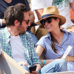 Vianney et sa femme Catherine Robert installés dans les tribunes de Roland-Garros
Le chanteur Vianney et sa femme Catherine Robert en tribunes lors des Internationaux de France de tennis de Roland Garros 2023, à Paris. © Jacovides-Moreau/Bestimage 