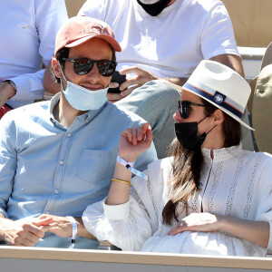 Vianney et Catherine Robert (enceinte) dans les tribunes lors de la finale des internationaux de France Roland Garros à Paris le 13 juin 2021. © Dominique Jacovides / Bestimage 