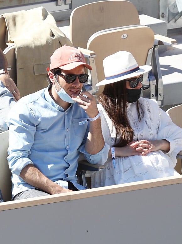 Vianney et Catherine Robert (enceinte) dans les tribunes lors de la finale des internationaux de France Roland Garros à Paris le 13 juin 2021. © Dominique Jacovides / Bestimage 