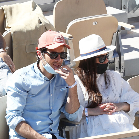 Vianney et Catherine Robert (enceinte) dans les tribunes lors de la finale des internationaux de France Roland Garros à Paris le 13 juin 2021. © Dominique Jacovides / Bestimage 