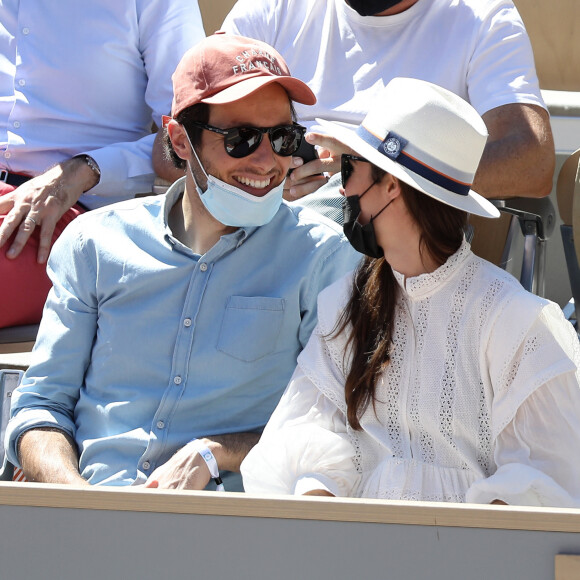 Vianney et Catherine Robert (enceinte) dans les tribunes lors de la finale des internationaux de France Roland Garros à Paris le 13 juin 2021. © Dominique Jacovides / Bestimage  Celebs at Roland Garros photocall in Paris on june 13th 2021