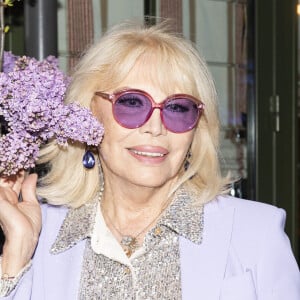 Elle pensait être dans un décor
Amanda Lear pose lors de la remise du prix littéraire "La Closerie des Lilas" à la Closerie des Lilas à Paris, le 18 avril 2023.