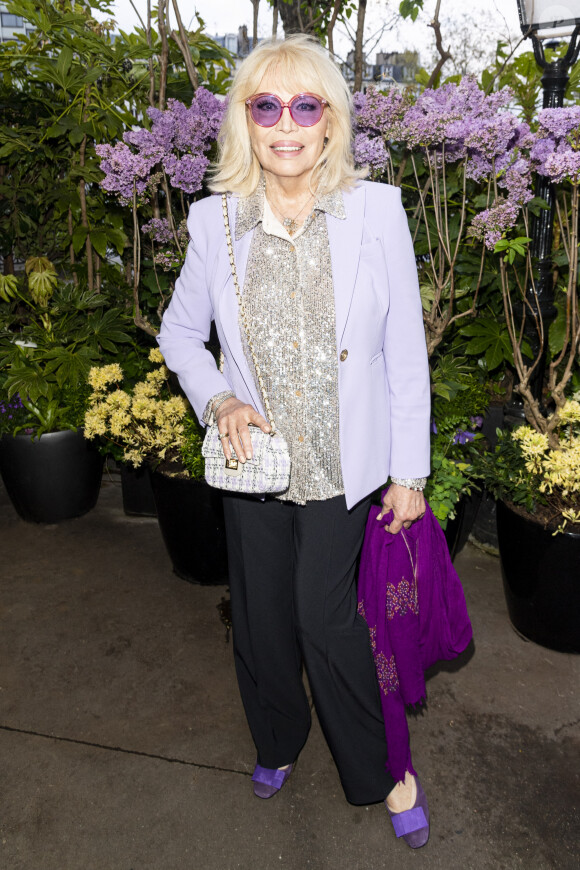 Amanda Lear pose lors de la remise du prix littéraire "La Closerie des Lilas" à la Closerie des Lilas à Paris, le 18 avril 2023.