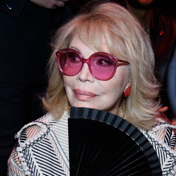 Non dans une vraie maison de retraite
Amanda Lear - Les célébrités au défilé "Elisabetta Franchi" prêt-à-porter automne-hiver 2023/2024 lors de la Fashion Week de Milan (MFW), le 25 février 2023. 