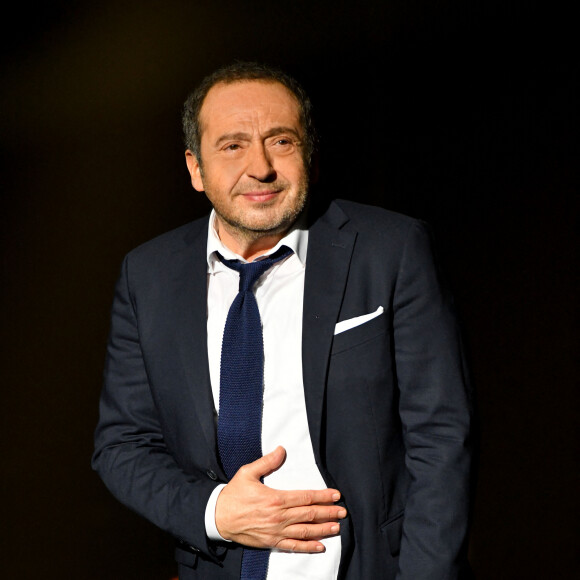 Patrick Timsit, a présenté son nouveau spectacle "Adieu peut-être, merci c'est sûr" , durant la soirée d'ouverture de la 16ème édition des Sérénissimes de l'Humour au Grimaldi Forum à Monaco, le 15 février 2022. Placé Sous le Haut Patronage de S.A.S. le Prince Albert II, ce Festival du Rire en Principauté réuni sur 4 jours, du 15 au 19 mars, une pléiade d'humoristes et d'acteurs. Cette année, sur chaque sur chaque billet vendu, 2 euros seront reversés à la Fondation Flavien. Cette association lutte contre les cancers pédiatriques et les maladies rares, soutient les familles affectées par ces types de maladies. © Bruno Bebert / Bestimage 