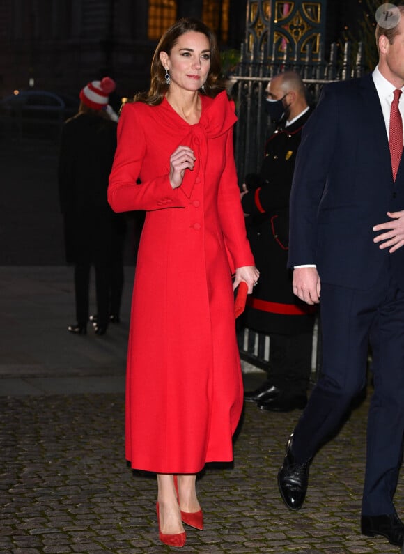 Un scandale qui pourrait rejaillir sur Kate Middleton, pourtant très populaire.
Le prince William, duc de Cambridge, et Catherine (Kate) Middleton, duchesse de Cambridge, assistent au service de chant communautaire Together At Christmas à l'abbaye de Westminster, à Londrtes, Royaume Uni, le 8 décembre 2021. 
