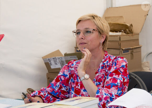 Clémentine Autain en dédicace lors des AMFIS, université d'été du parti de gauche La France Insoumise, à Châteauneuf-sur-Isère, France le 26 août 2022. © Sandrine Thesillat/Panoramic/Bestimage