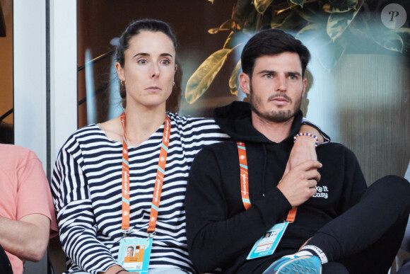 Exclusif - Alizé Cornet et son nouveau compagnon en tribune lors des Internationaux de France de tennis de Roland Garros 2023 à Paris le 30 mai 2023. © Jacovides-Moreau/Bestimage