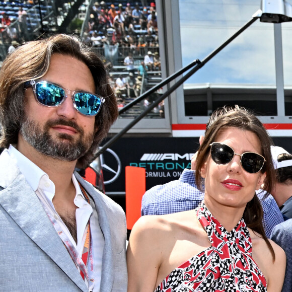 Mais Charlotte Casiraghi a accepté de faire quelques rares confidences sur sa relation avec sa mère...
Charlotte Casiraghi et son mari Dimitri Rassam - La famille princière de Monaco lors du 80ème Grand Prix de Monaco de Formule 1 à Monaco le 28 mai 2023. © Bruno Bebert/Bestimage