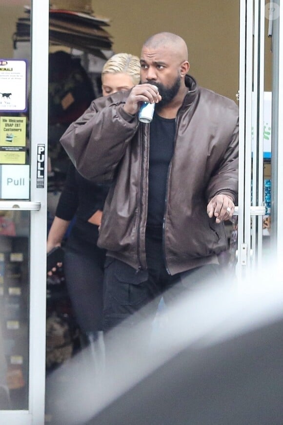 Exclusif - Kanye West et sa femme Bianca Censori font le plein d'essence avant d'aller faire des courses à Los Angeles.