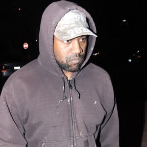 Kanye West célébrait ses qaurante-six ans ce samedi dix juin.
Kanye West arrive pour assister à un match de basketball de sa fille North à Los Angeles.