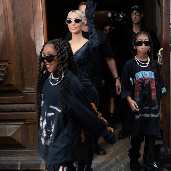 Le rappeur a été critiqué pour avoir amené sa fille North à cet événement.
Exclusif - Kim Kardashian et sa fille North West, Ryan - Sorties du défilé de mode Haute-Couture automne-hiver 2022-2023 "Balenciaga" à Paris. © Tiziano Da Silva-Pierre Perusseau / Bestimage