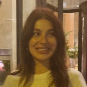 Exclusif - Camila Morrone signe des autographes et prend des photos avec des fans devant l'hôtel Plaza Athénée à Paris le 10 juin 2023. 