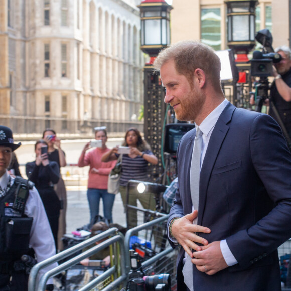 Le prince Harry, duc de Sussex, quitte la Haute Cour de Londres au deuxième jour de son témoignage contre un tabloïd accusé de piratage de messageries téléphoniques. C'est la première apparition d'un membre de la famille royale à la barre en plus d'un siècle. Londres, le 7 juin 2023. © Tayfun Salci / Zuma Press / Bestimage 