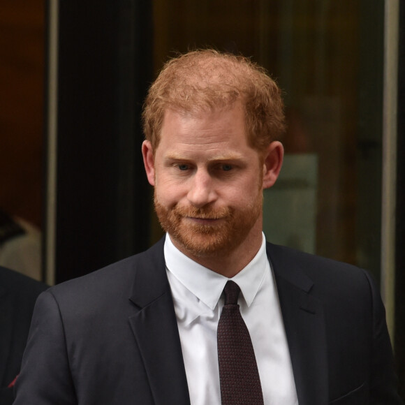 Le prince Harry, duc de Sussex, à la sortie de la la Haute Cour de Londres pour témoigner contre un tabloïd accusé de piratage de messageries téléphoniques. C'est la première apparition d'un membre de la famille royale à la barre en plus d'un siècle, à Londres, Royaume Uni, le 6 juin 2023. 