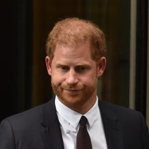 Le Monarque ne souhaiterait pas voir le prince Harry. 
Le prince Harry, duc de Sussex, à la sortie de la la Haute Cour de Londres pour témoigner contre un tabloïd accusé de piratage de messageries téléphoniques. C'est la première apparition d'un membre de la famille royale à la barre en plus d'un siècle, à Londres, Royaume Uni, le 6 juin 2023.