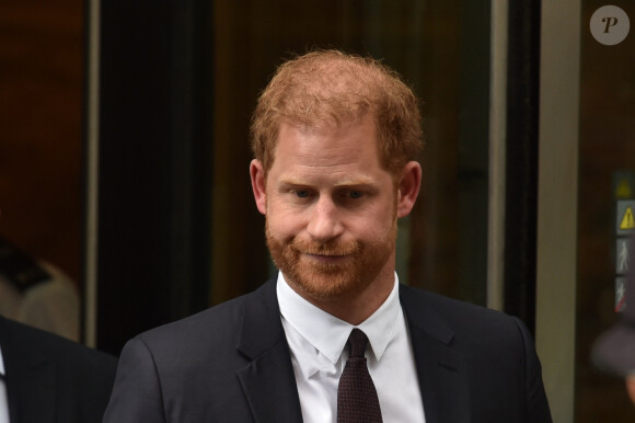 Le Monarque ne souhaiterait pas voir le prince Harry. 
Le prince Harry, duc de Sussex, à la sortie de la la Haute Cour de Londres pour témoigner contre un tabloïd accusé de piratage de messageries téléphoniques. C'est la première apparition d'un membre de la famille royale à la barre en plus d'un siècle, à Londres, Royaume Uni, le 6 juin 2023.