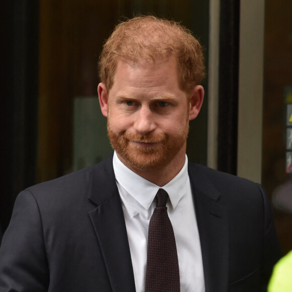 L'absence du couple est donc un nouveau signe de mésentente entre le prince Harry et son père.
Le prince Harry, duc de Sussex, à la sortie de la la Haute Cour de Londres pour témoigner contre un tabloïd accusé de piratage de messageries téléphoniques. C'est la première apparition d'un membre de la famille royale à la barre en plus d'un siècle, à Londres, Royaume Uni, le 6 juin 2023. 