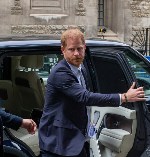 Le prince Harry, duc de Sussex, arrive devant la Haute Cour de Londres au deuxième jour de son témoignage contre un tabloïd accusé de piratage de messageries téléphoniques. C'est la première apparition d'un membre de la famille royale à la barre en plus d'un siècle. Londres, le 7 juin 2023. 